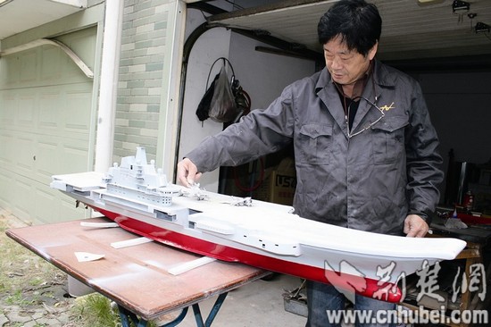 武汉市民造航母模型 与真实航母比例几乎一致