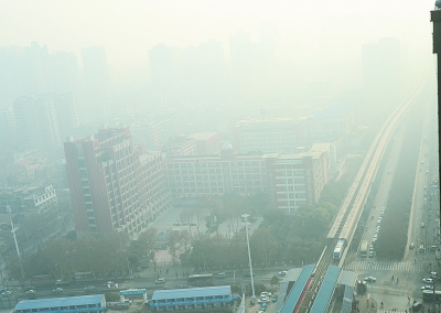 武汉再发大气质量预警 雾霾扩散坐等大风
