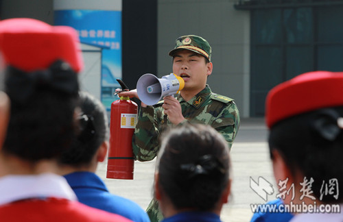 武汉铁路警方开展春季联合消防演习(图)-荆楚网