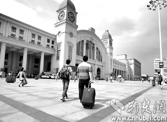 武汉天气先蒸桑拿后冲凉 1小时内闪电暴雨彩虹