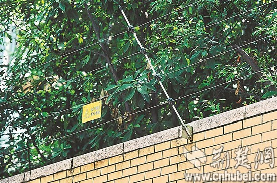 武汉多小区流行装围墙架电网防盗 被电后不会致命