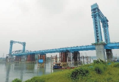 武汉江汉六桥主梁飞跃汉江 计划2015年建成通