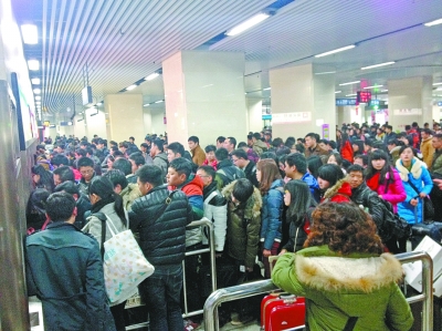 学生返校挤爆地铁2号线汉口火车站地铁站限