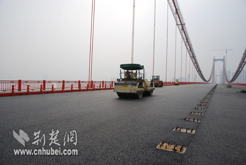武汉鹦鹉洲长江大桥70%桥面已铺装沥青(图)
