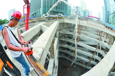 武汉地铁香港路站封闭施工 地下31米深处浇筑