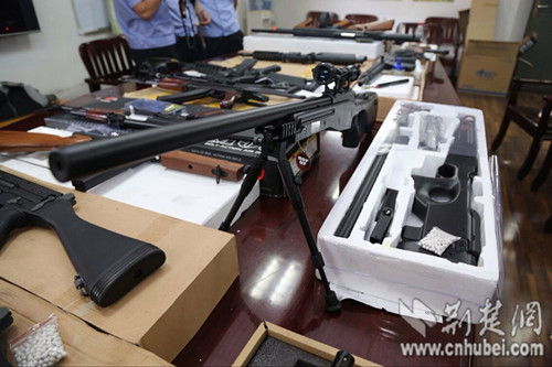 武汉警方破获一网络贩枪案收缴各类气枪仿真枪38支