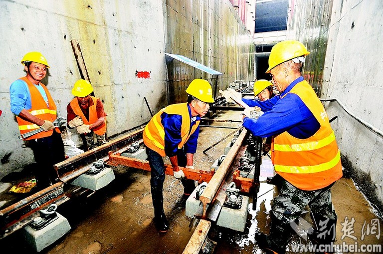 武汉地铁3号线王家墩中心站开始铺轨 全线明年底通车