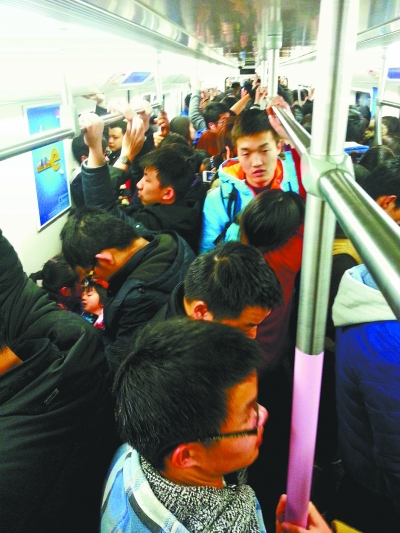 昨天,地铁2号线拥挤的车厢.记者谭德磊 摄