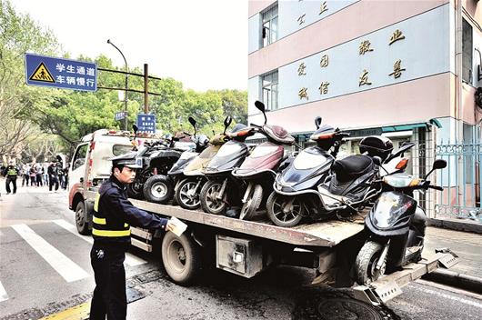 武汉交警一天查扣136辆摩托车 骑报废车将被吊