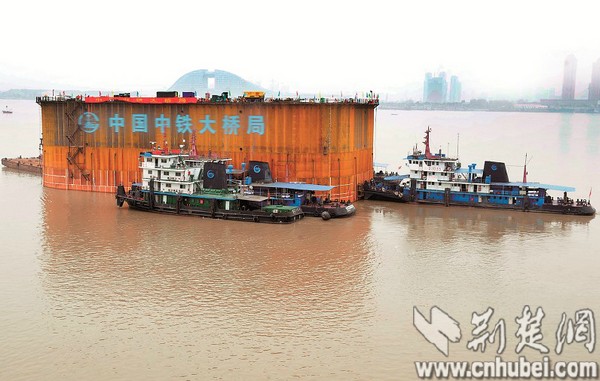杨泗港长江大桥2号墩落位 6200吨钢沉井漂游
