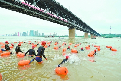 3300余人雨中横渡长江外国选手包揽抢渡冠军