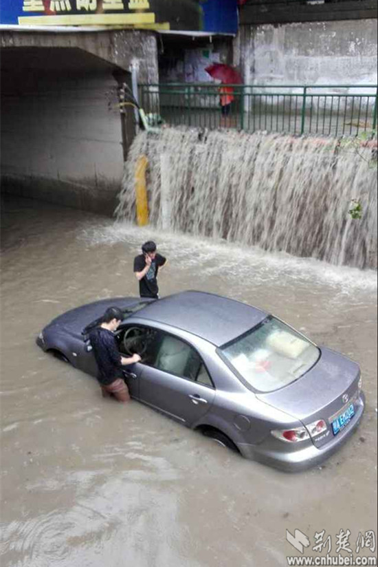 武汉强降暴雨现汪洋 积水淹车损失谁买单?