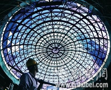 武汉地铁3号线站点首创穹顶式站厅穿越星空