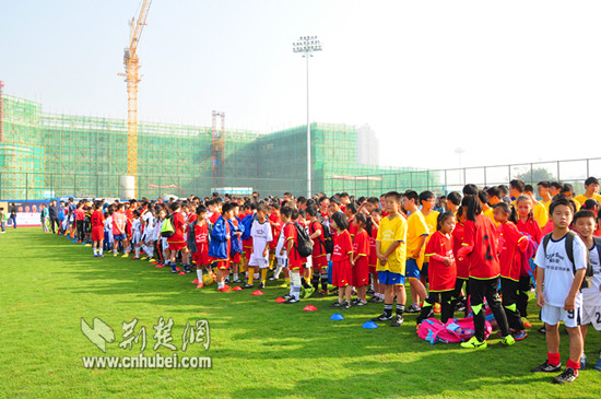 武汉校园足球联赛总决赛开赛 68支参赛队角逐