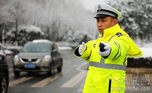 武汉民警冒着风雪指挥疏导交通(图)