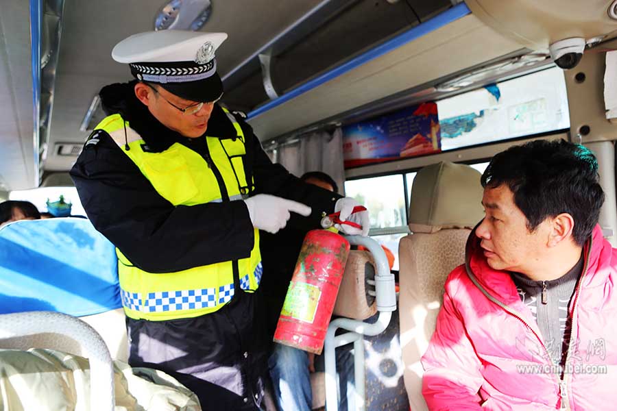 首日 东西湖区交通部门多措施保障出行安全(图