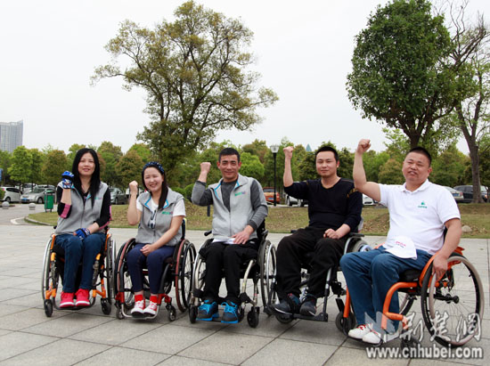 武汉5位截瘫轮友组团汉马健康跑 12公里共证自