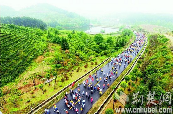 4000人徒步新洲旅游公路 参赛留学生说很享