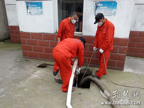 武汉东西湖区试点新型治污车 将粪便变成有机
