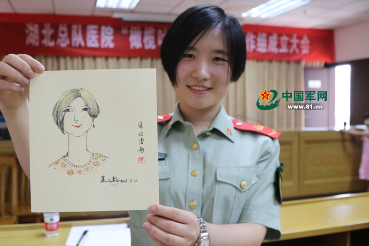 女兵展示漫画家为自己画的肖像