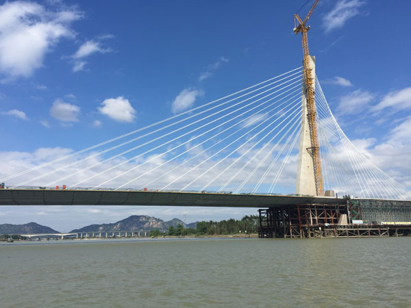 武汉桥企承建世界最宽单塔斜拉桥合龙(图)