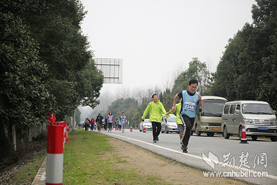 第八届武汉木兰山必一体育登山节开幕 超7000人徒步登山(组图)(图3)