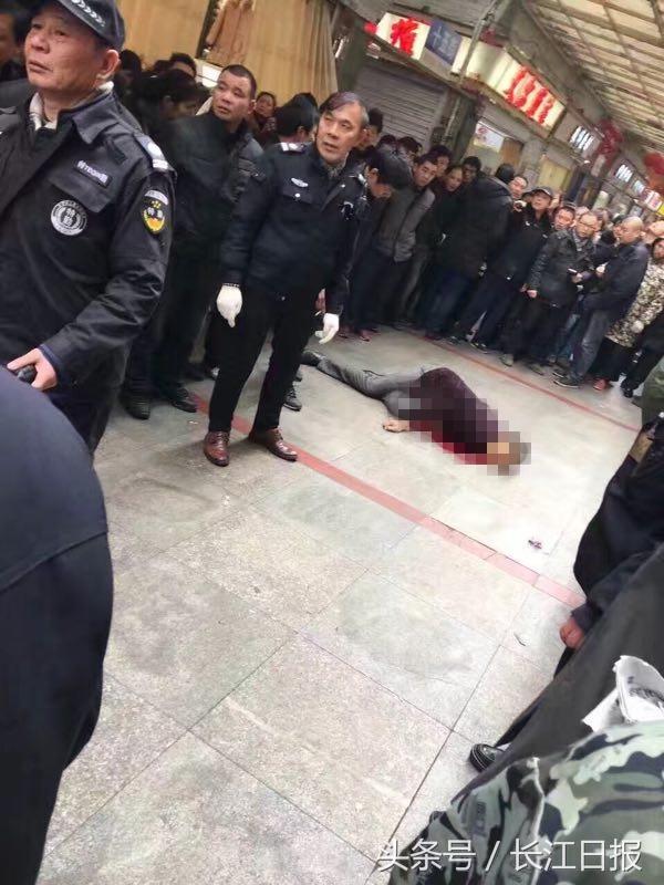 武汉一男子被当街割喉倒地身亡,鲜血喷洒一地