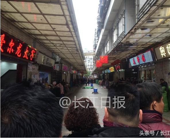 A Wuhan man was cut throat streets fell dead, a spray of blood