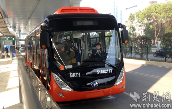 武汉市首条BRT开通试运行 市民未过成头把瘾