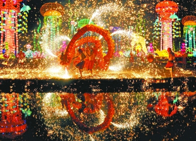 元宵逢周末天气晴好 18万人挤爆武汉园博园灯