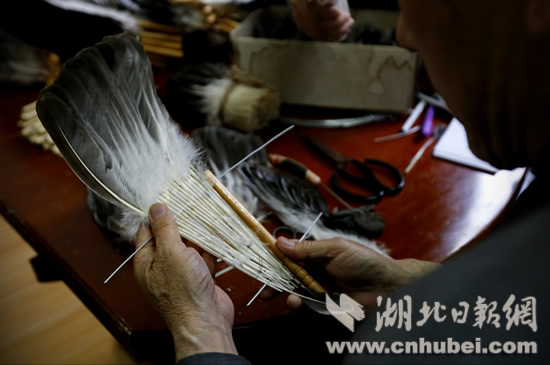 武汉新闻   张爹爹家族制扇的传统已有百余年,他从20多岁起制扇,至今