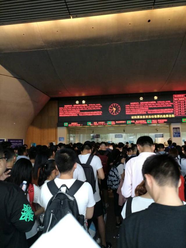 26趟高铁临时停运 武汉火车站退票改签排长队