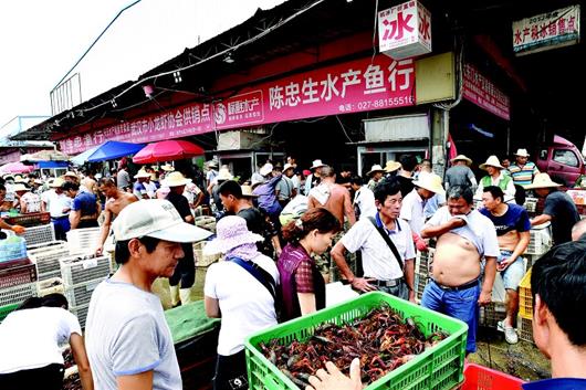 武汉成全国最大交易集散地 汉产小龙虾被外地客商疯抢
