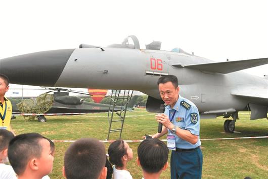 武汉首个航空文化节开幕 歼-10与试飞员同场亮
