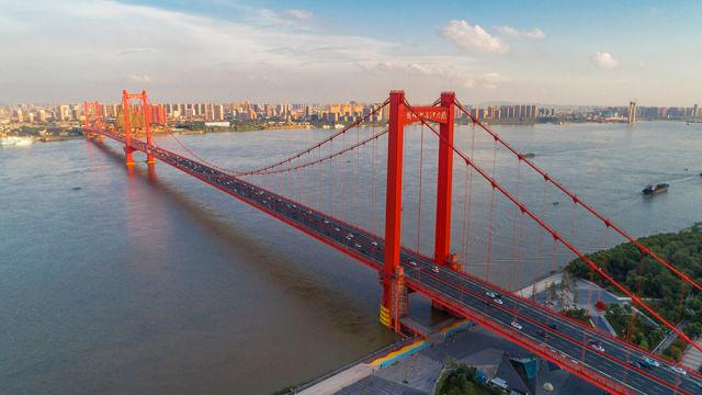 中国桥梁成长故事:从长江第一桥到中国新名片