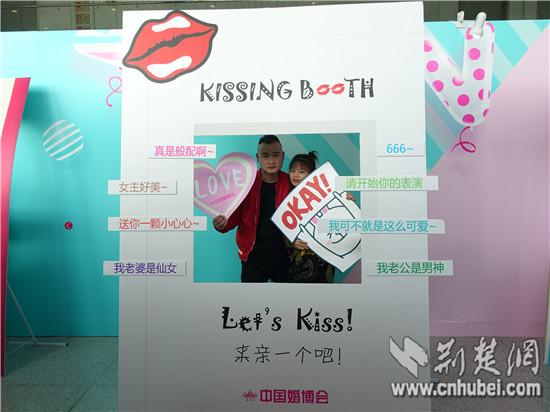中国婚博会40米的超长创意拍照长廊，现场吸引了众多情侣上前留影。.jpg