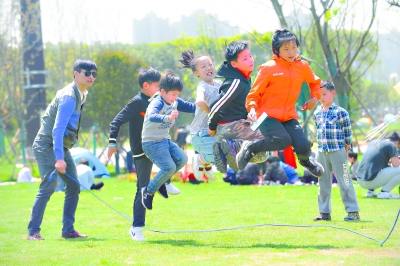 清明小长假东湖花海吸引30万游客 东湖绿道成热门旅游线路(图1)