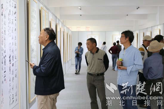 青山区举办改革开放书画艺术展 持续至10月底