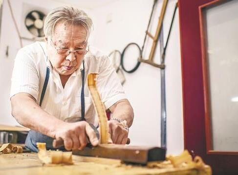 国家级非遗传人龙从发 精雕木船“游进”人民大会堂