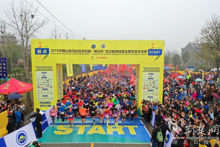 鸣笛声起,所有选手冲出起点,向新洲“最美公路”飞奔。邱新明摄.jpg 鸣笛声起,所有选手冲出起点,向新洲“最美公路”飞奔。邱新明摄.jpg