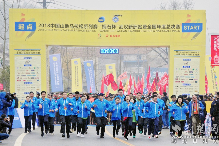 五位奥运冠军及嘉宾为“山马”领跑。 吴毅 摄.jpg 五位奥运冠军及嘉宾为“山马”领跑。 吴毅 摄.jpg