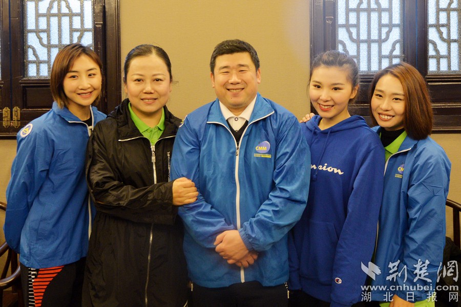 参与此次“山马”领跑的五位奥运冠军何雯娜、陶璐娜、郑李辉、何可欣、李珊珊(从左至右)。 吴毅 摄.jpg 参与此次“山马”领跑的五位奥运冠军何雯娜、陶璐娜、郑李辉、何可欣、李珊珊(从左至右)。 吴毅 摄.jpg