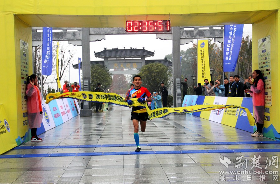 2018中国山地马拉松系列赛“娲石杯”武汉新洲站,来自甘肃的王涛冲向终点,获得男子42公里赛第一名。摄影:沈雷平.jpg 2018中国山地马拉松系列赛“娲石杯”武汉新洲站,来自甘肃的王涛冲向终点,获得男子42公里赛第一名。摄影:沈雷平.jpg