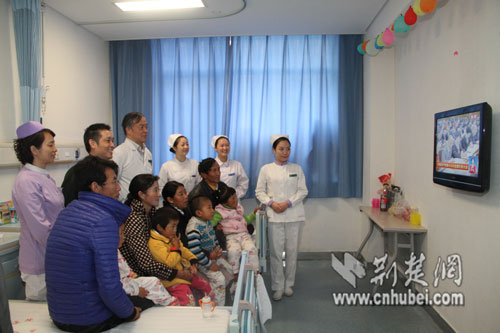 西藏先心患儿总医院病房内收看十八大开幕式-