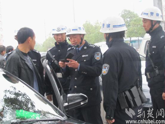 团风县公安局加强十八大期间治安巡逻防控工