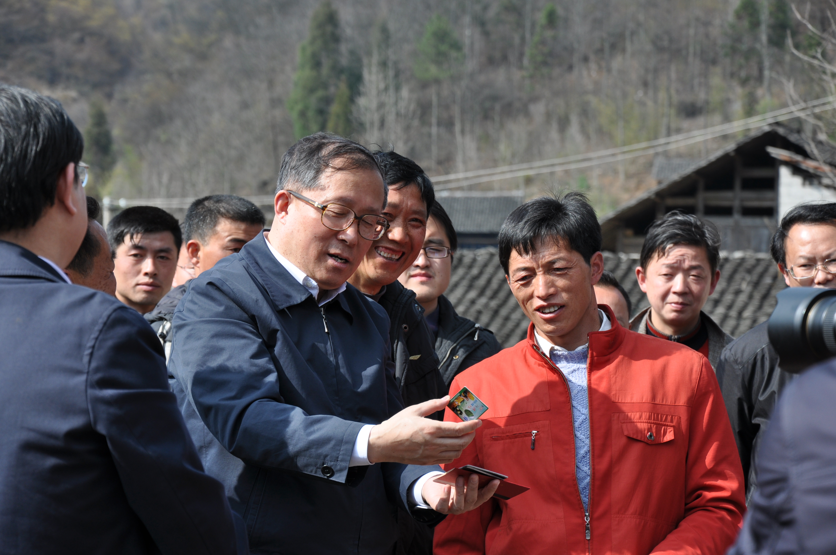 李鸿忠调研农村税费改革工作