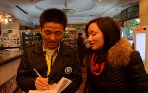 大学生记者采访教师代表陆莎丽-荆楚网 www.c