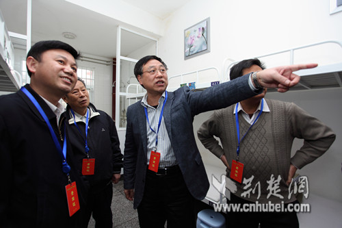 向关工委领导介绍服刑人员寝室硬件配备