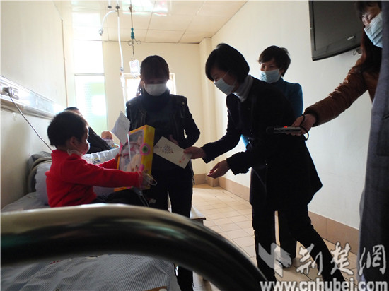 武汉市副市长刘英姿看望两名受助白血病患儿(