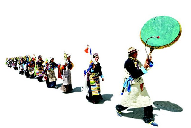 图为:山南地区曲松县藏民过望果节,庆祝粮食丰收,祈祷来年风调雨顺.图片